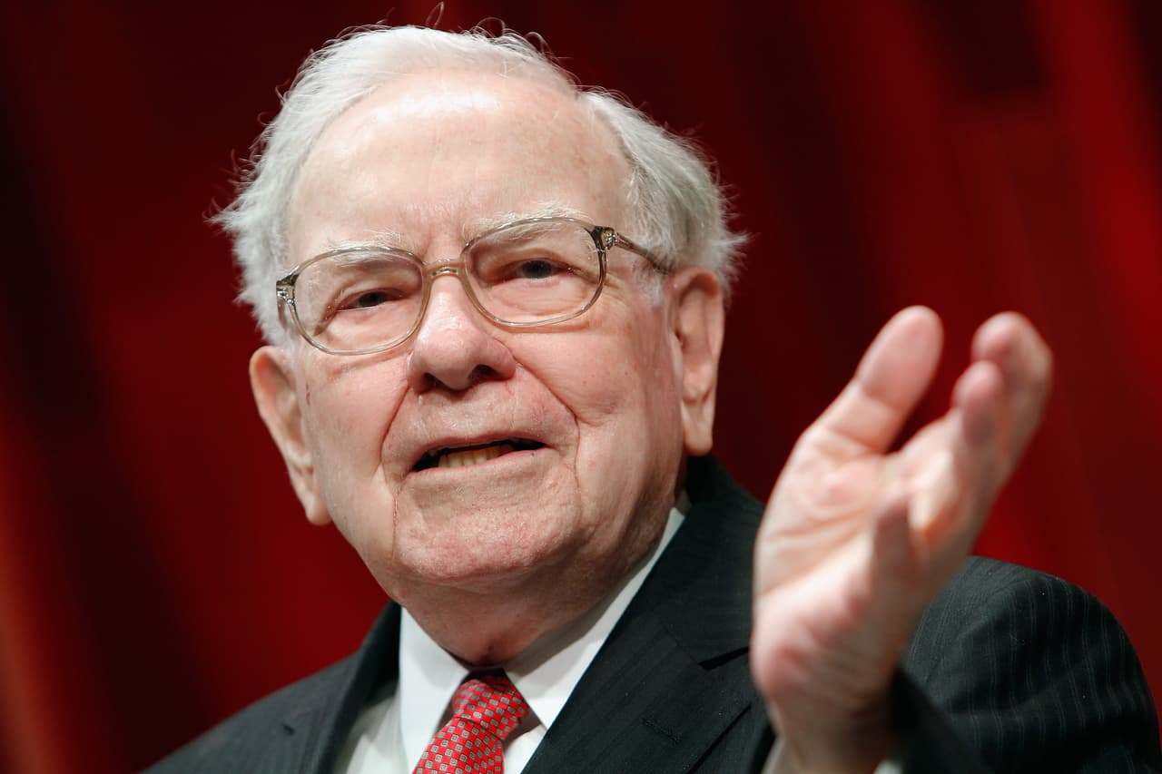 <b>Warren Buffett</b>, CEO de Berkshire Hathaway. Aumentó su fortuna en $4,400 millones entre marzo y junio. Su patrimonio neto total es de 81,200 millones de dólares.