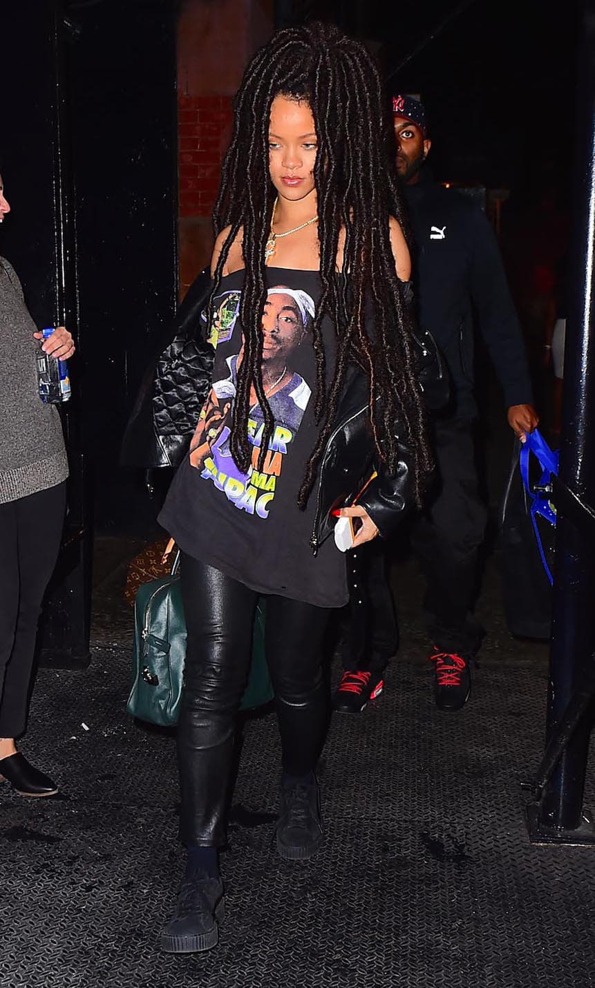 Esta vez optó por un look retro, digamos que noventero, luciendo una gran camisa con la imagen de Tupac Shakur.