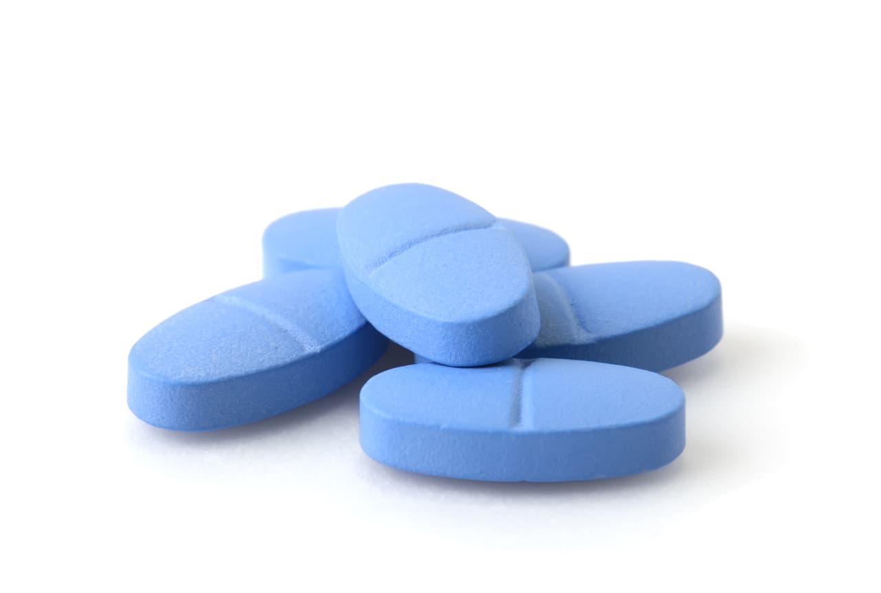 <h3 class="cms-H3-H3">26. Viagra</h3>
<br>
<br>Durante una prueba de Pfizer de un nuevo fármaco destinado a tratar el dolor torácico relacionado con el corazón, muchos pacientes de prueba informaron que, aunque el fármaco hizo poco para aliviar el dolor, provocó un efecto secundario fortuito. Pfizer rápidamente cambió de marcha y patentó Viagra en 1996 para el tratamiento de la disfunción eréctil.