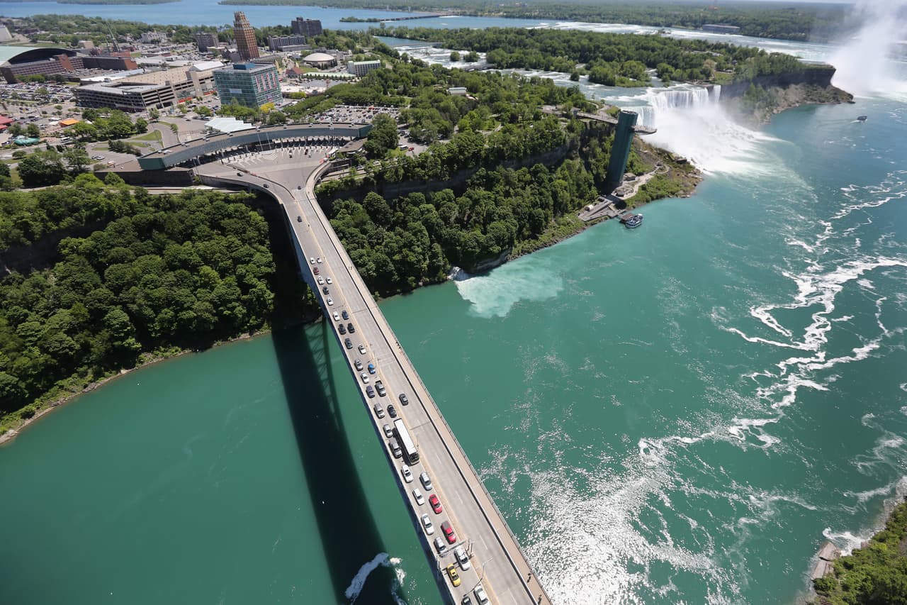 El puente Arcoiris, por donde se cruza en carro desde EEUU (del lado izquierdo) a Canadá cerca de las cataratas del Niagara, estado de Nueva York.