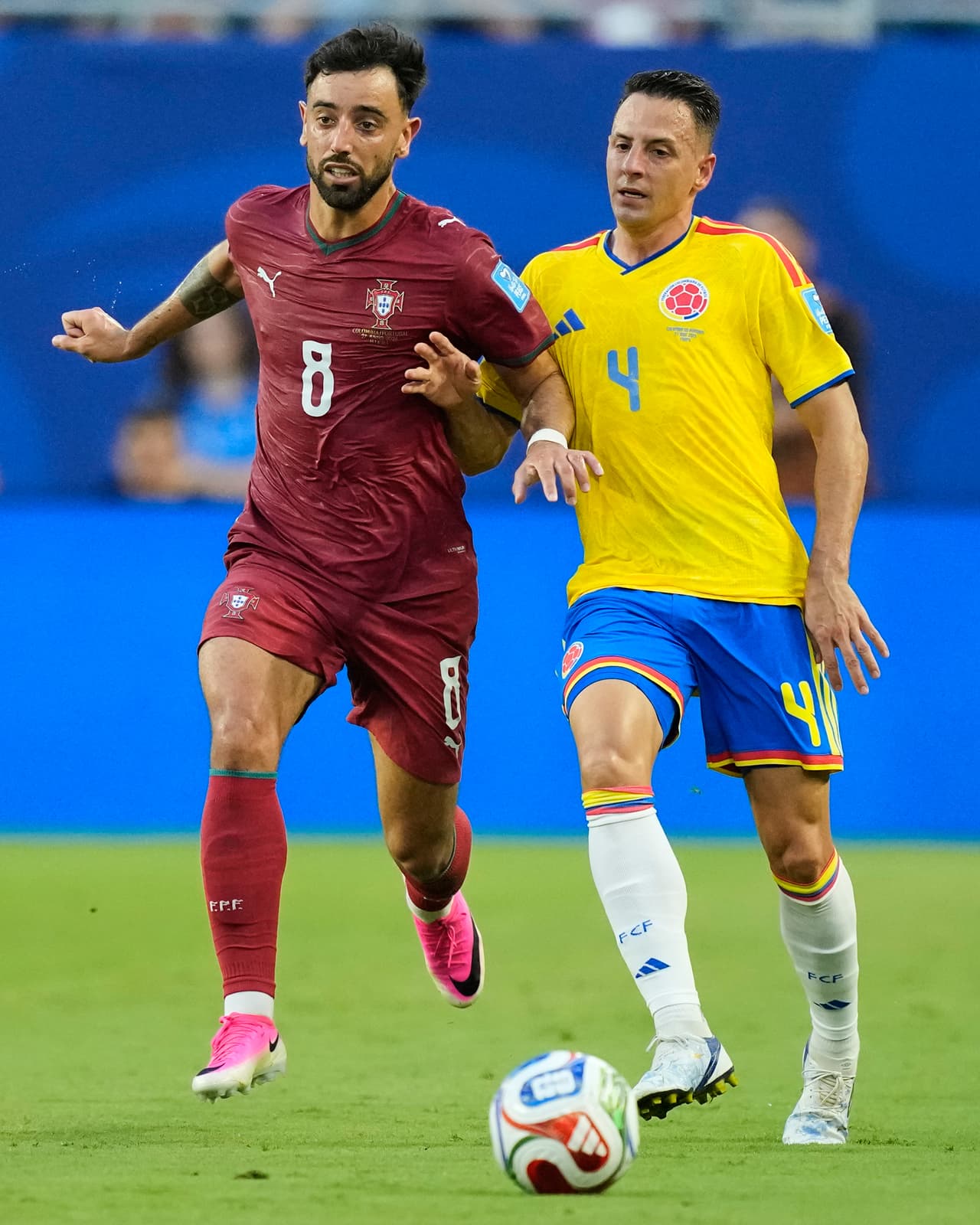 Bruno Fernandes y Santiago Arias luchan por el esférico.