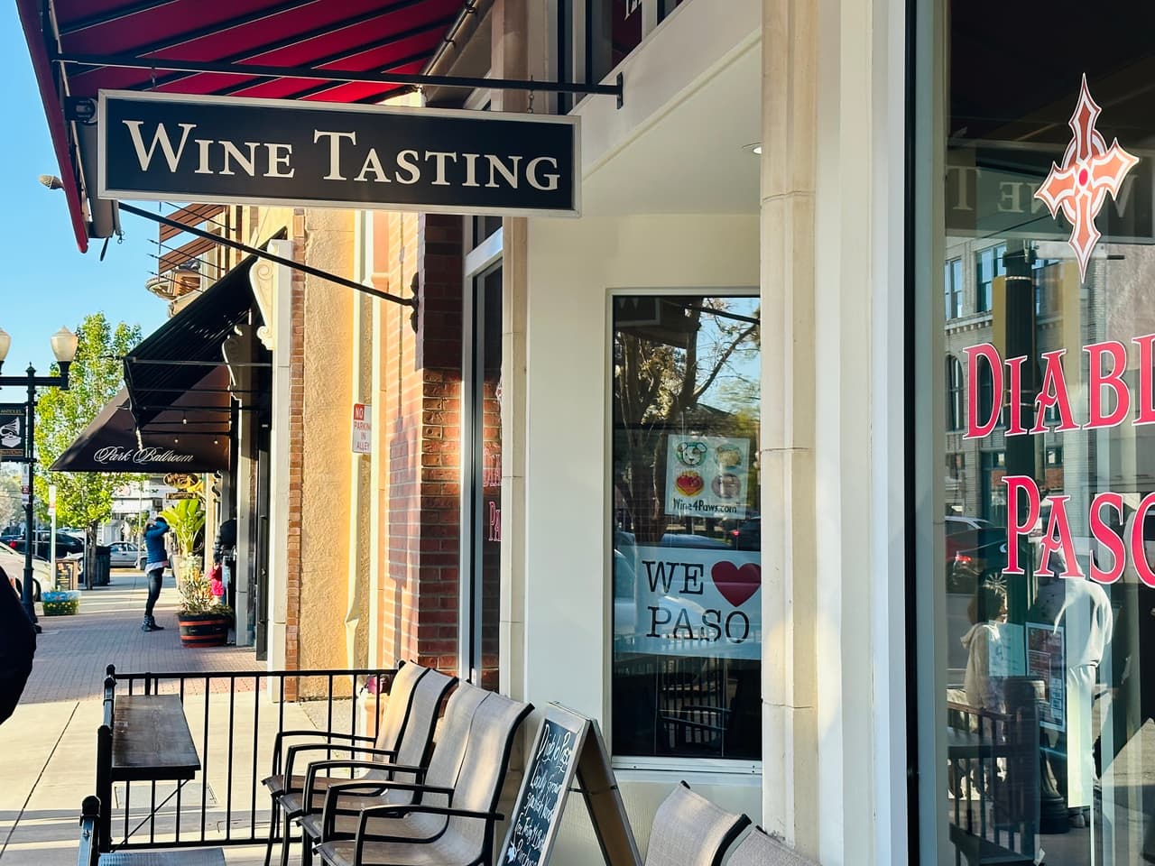 Las calles del centro de Paso Robles están llenas de salas de degustación de vinos, pero también encontrarán excelentes restaurantes, además de tiendas de antigüedades, boutiques y galerías de arte.
<br>