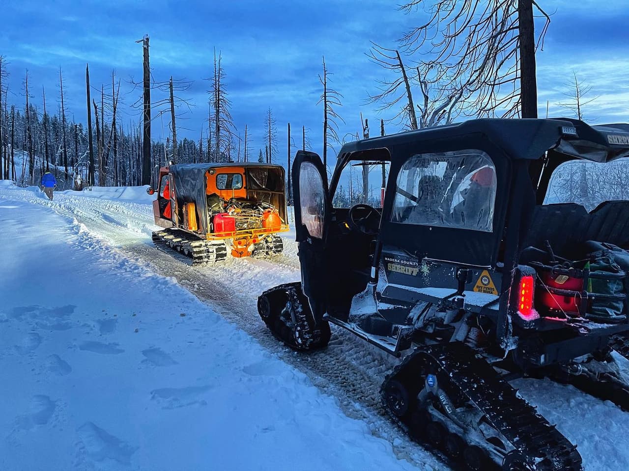 Por su parte, el Alguacil del condado de Madera y debido a las condiciones del tiempo que sacuden la zona, dijo evitar los viajes hacia la montaña. Y de hacerlo con mucha precaución, ya que
<b>existe una advertencia de evacuación para residentes aledaños a zonas donde arrasó el <a href="https://www.univision.com/local/fresno-kftv/un-desastre-sin-precedentes-incendio-creek-destruye-areas-vacacionales-del-centro-de-california">incendio Creek</a></b> en septiembre pasado.