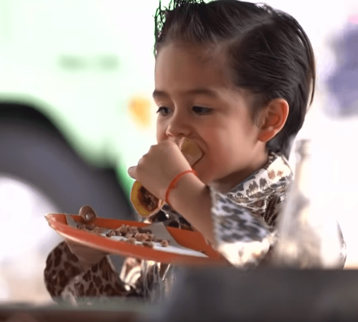El pequeño probó los tacos de trompa y los de 'cochinada', típicos de la Ciudad de México.