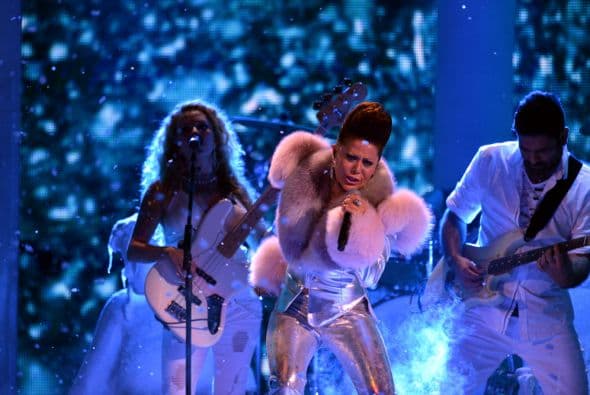 Estuvo toda su presentación cantando bajo una fuerte nevada.