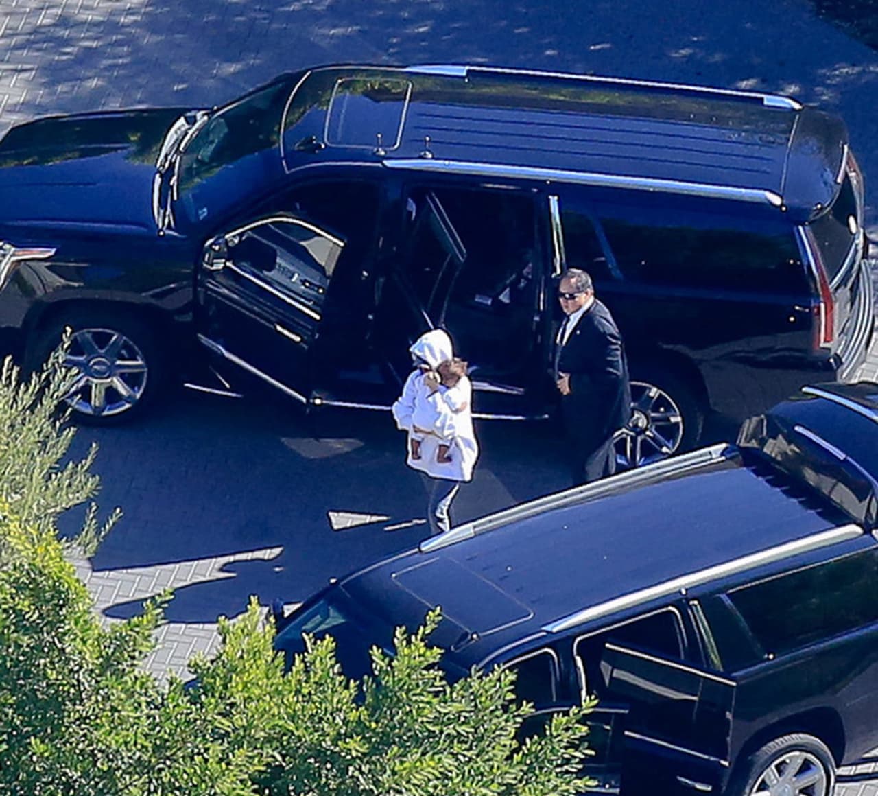 Muy custodiada con guardaespaldas, Kim no soltaba a sus nenes.