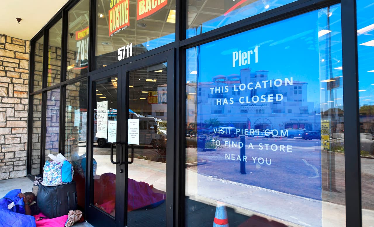 Múltiples negocios 
<a href="https://www.univision.com/local/los-angeles-kmex/estas-tiendas-anunciaron-cierres-en-eeuu-debido-al-impacto-economico-por-el-coronavirus-fotos">minoristas en el estado han cerrado completamente sus tiendas</a> debido al impacto económico del coronavirus en la región.