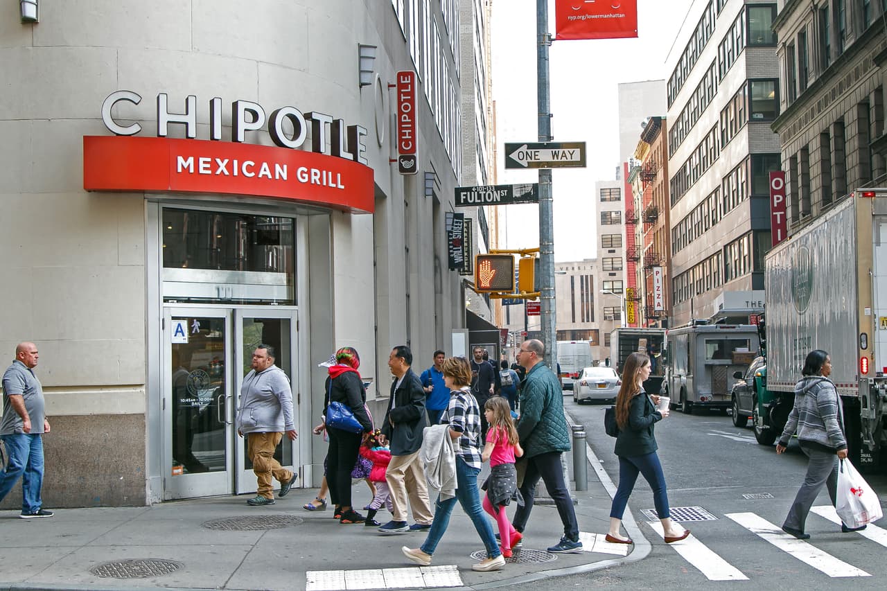 <b>Chipotle</b>
<br>
<br>Esta cadena de comida tex-mex cubre o reembolsa la matrícula estudiantil de sus empleados hasta 5,250 dólares. También ofrece hasta 37 créditos universitarios en algunas carreras a través de la capacitación en el trabajo.
<br>
<br>Gracias a una asociación con 
<i>Guild Education</i>, una empresa que administra programas de educación superior, 
<a href="https://chipotle.guildeducation.com/partner?auth_redirect=true"><u>Chipotle cubre el 100% de la matrícula a los empleados</u></a> que realicen estudios universitarios en ciencias agrícolas, hotelería y cadena de suministro.