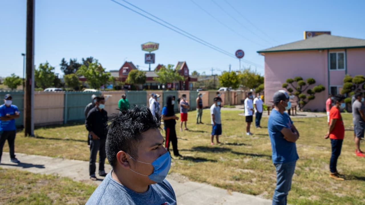 Decenas de trabajadores agrícolas que se hospedaron en una instalación de vivienda del sur de California para trabajadores agrícolas migrantes dieron positivo con 
<a href="https://www.univision.com/temas/coronavirus">coronavirus</a>, según funcionarios de salud de Ventura.