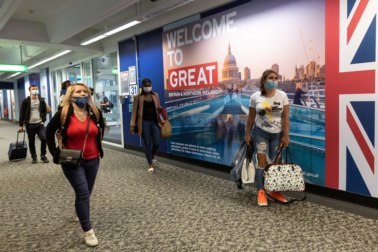 <b>Puesto 7: Aeropuerto Heathrow de Londres, Reino Unido. </b>Por aquí pasaron 80,9 millones de pasajeros en 2019 pero el tráfico cayó un 60.2% en el primer semestre de 2020. El cierre de los viajes entre países para evitar la propagación de la pandemia produjo que el tráfico internacional de pasajeros fuera muy afectado. En el primer semestre de 2020 tuvo una caída del 64.5%.