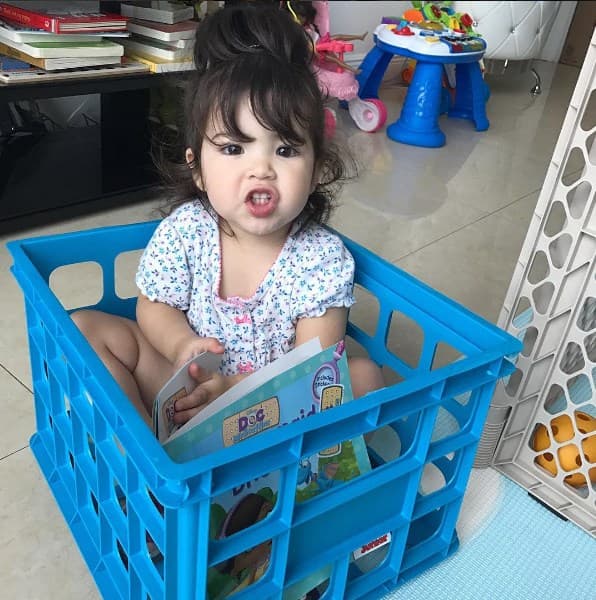 ¡Adorable! Baby Giulietta tiene un rinconcito muy especial para hojear sus libros favoritos (Octubre 16, 2016)