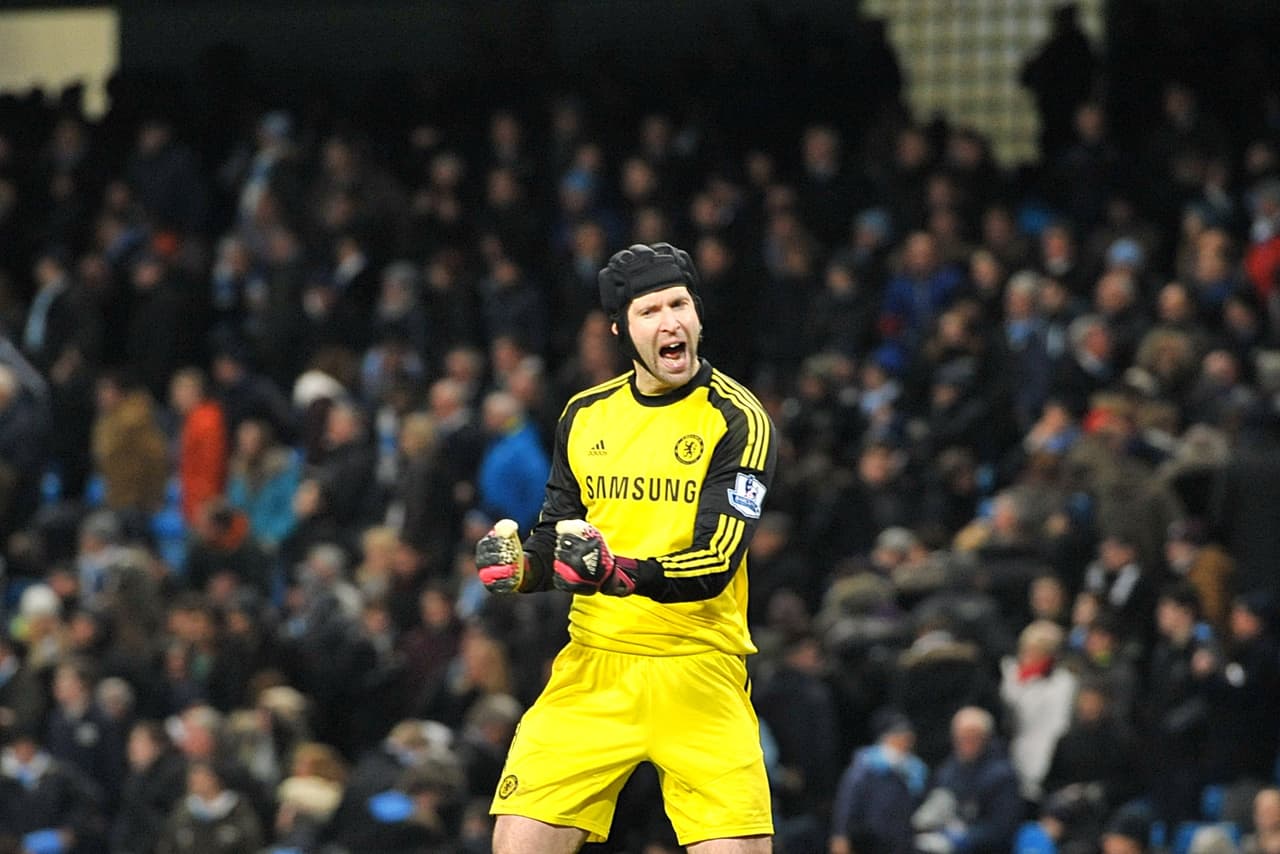 De ahí en adelante a Cech no solo lo reconocían por sus atajadas, sino por su casco de rugby para protegerse. Su historia de éxito continuó de esa manera.