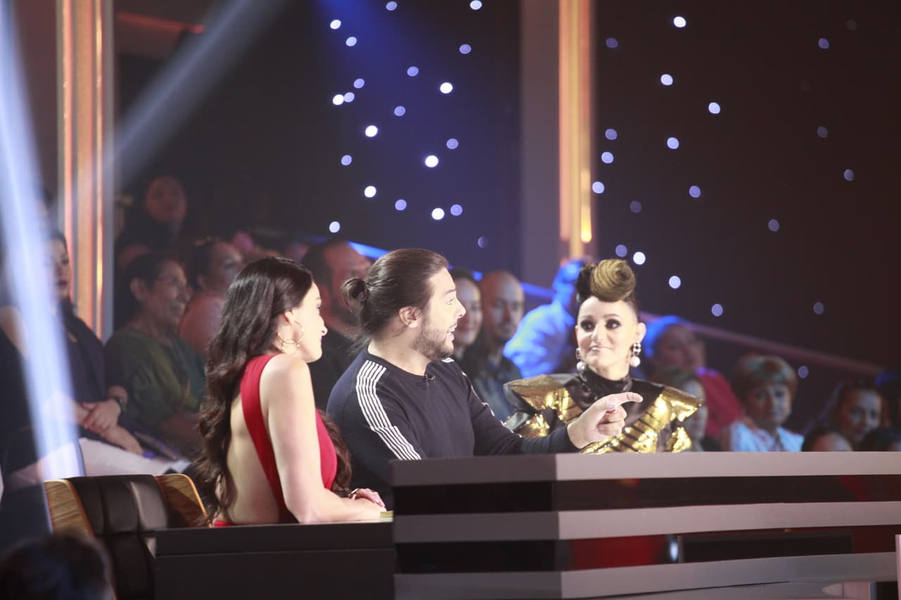 Así los jueces decidieron que Rosie Rivera debería estar nominada por tercera ocasión junto con 
<b><a href="https://www.univision.com/shows/mira-quien-baila/rommel-pacheco-el-heroe-mexicano-que-si-desperto-despues-de-haber-sonado-cosas-chingonas-fotos">el clavadista olímpico, Rommel Pacheco.</a></b> ¿Quién abandonará la competencia?