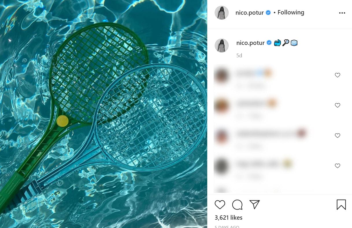 Se tratan de 
<b><a href="https://www.instagram.com/p/CEWExdoITjJ/" target="_blank">estas dos raquetas de bádminton</a></b> flotando en una piscina junto con emoticonos de una ballena, raqueta y un cubo de hielo.
<br>