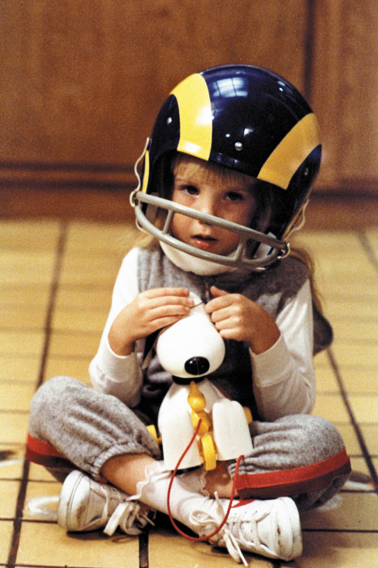 A partir de ahí comienza a ver y recibir mensajes paranormales a través del televisor. Una de las escenas muestra a un ser maligno en la pantalla de la televisión.
<br>