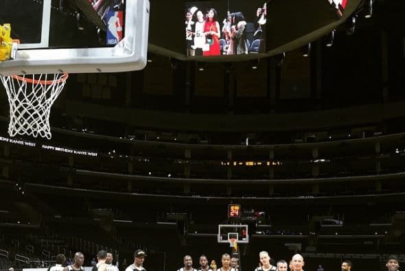 Las estrellas de baloncesto Kobe Bryant, Magic Johnson y Shaquille O’Neal estuvieron presentes.