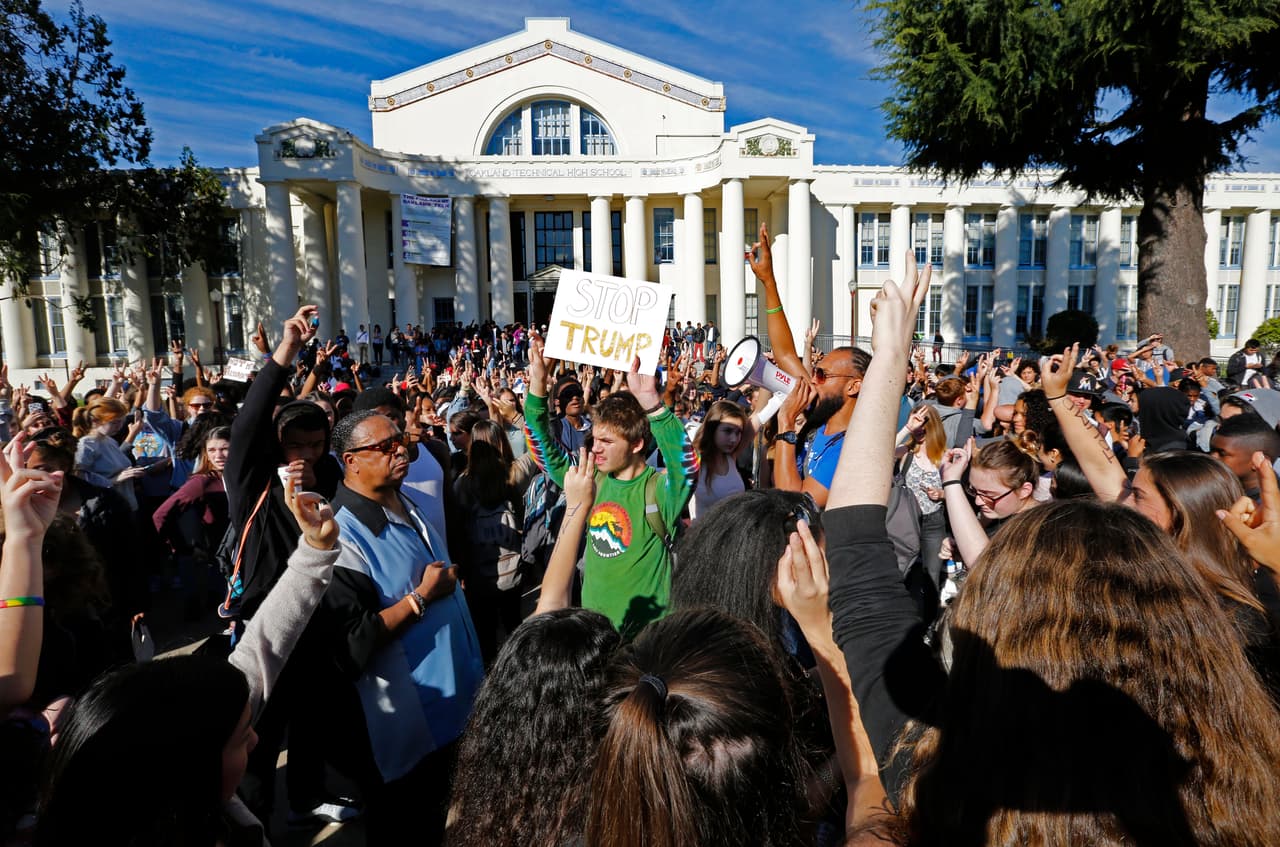 En otro punto de California, en Oakland, los opositores a Trump asistieron a la protesta tras ser convocados por redes sociales.