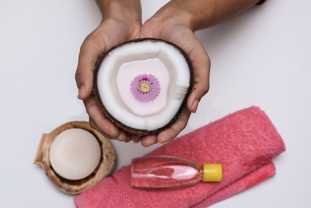 El coco, un fruto delicioso que se disfruta mucho más en el verano que en cualquier otra estación del año, tiene montones de beneficios para nuestro cuerpo, incluso para el cabello.