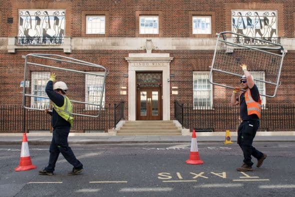 El segundo hijo del matrimonio real está por llegar y a las afueras del hospital Saint Mary de Paddington ya está todo listo para recibir a Kate.