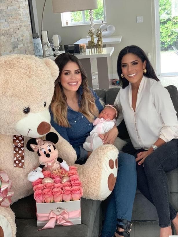 Carolina Sarassa acompaña esporádicamente a la familia del show matutino y durante sus colaboraciones se ha ganado el cariño del público y de los integrantes de Despierta América. Aquí vemos a Francisca Lachaepel cuando visitó a la periodista para conocer a Chloé Sophia.