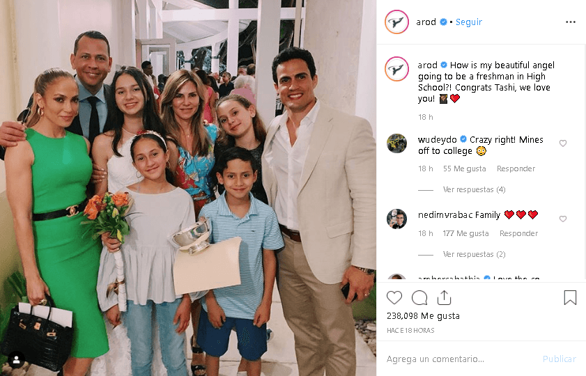 Rodríguez la felicitó con esta foto y el siguiente mensaje: "¿Cómo es que mi hermoso ángel será estudiante de preparatoria?", escribió.