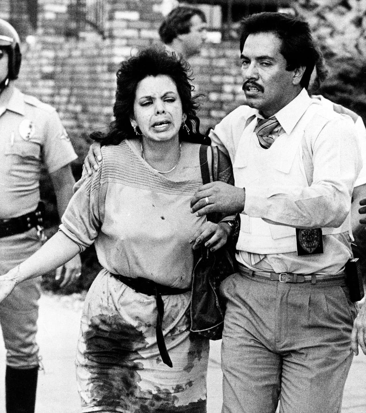 <b>1984. Restaurante McDonald's de San Ysidro, California.</b> James Oliver Huberty, un exvigilante de 40 años que había sido embalsamador de cadáveres y tenía antecedentes de comportamiento violento, asesinó a 21 clientes del restaurante McDonald's ubicado a tres cuadras de su departamento. 
<a href="https://www.univision.com/noticias/tiroteos/en-fotos-los-autores-de-los-tiroteos-masivos-mas-mortiferos-de-eeuu-fotos">Utilizó una ametralladora, una pistola y una escopeta</a>. Las víctimas del tiroteo, ejecutado a pocas millas de la frontera entre México y EEUU, eran en su mayoría de origen mexicano. En la imagen, el rescate de una mujer herida. 18 de julio de 1984.