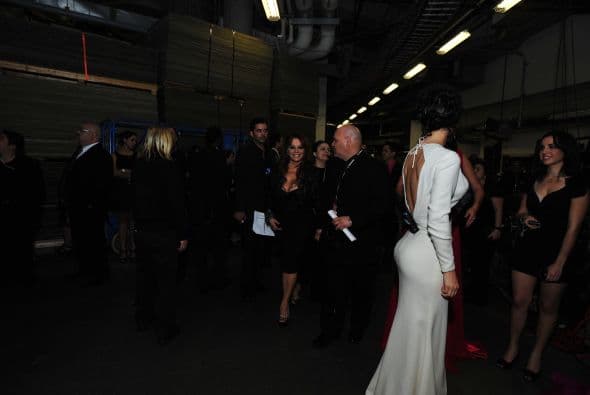 Wow! Tras bambalinas pasan muchas cosas, y esta belleza lo sabe muy bien.