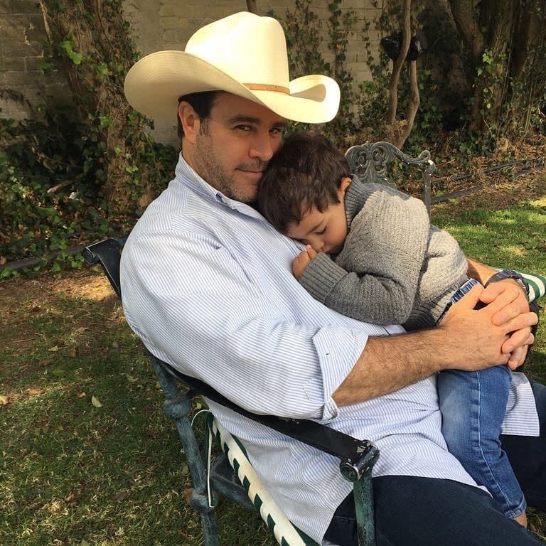 No hay duda alguna de que 
<b><a href="http://www.univision.com/temas/eduardo-capetillo">Eduardo</a></b> es un padre ejemplar y por eso ha sacado adelante a sus cinco hermosos hijos.