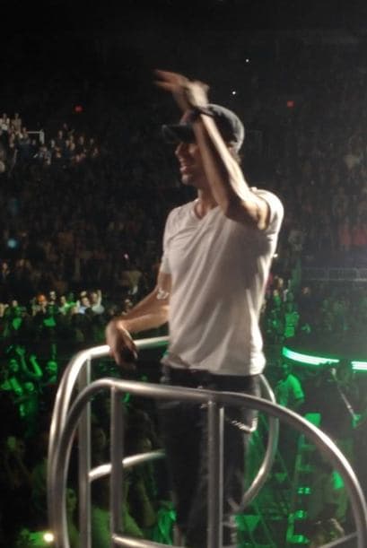 Con el US Airways completamente repleto, Pitbull y Enrique Iglesias hicieron retumbar el centro de Phoenix con un tremendo fiestón que duró más de 3 horas.En el concierto, estaban presentes celebridades como Jessica Cediel del Gordo y La Flaca y William Valdes de Despierta America, entre otros. Durante el show, los fans enloquecieron y corearon los éxitos de ambos artistas. Enrique Iglesias, hasta saltó del escenario para interactuar con su público y tomarse selfies con ellos.