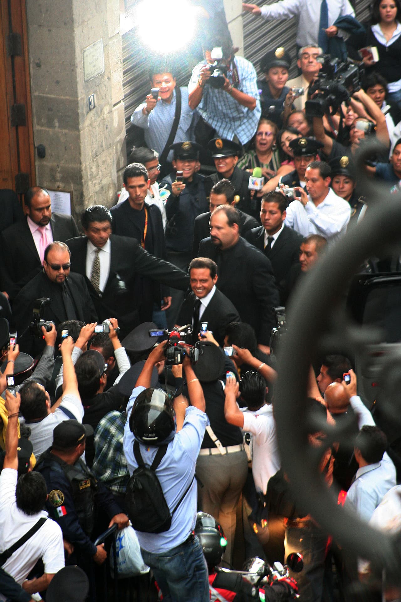 Luis Miguel entra al Casino Español, de Ciudad de México, en medio de un tumulto de periodistas y fans para presentar "Cómplices", la producción discográfica que lanzó en mayo de 2008.