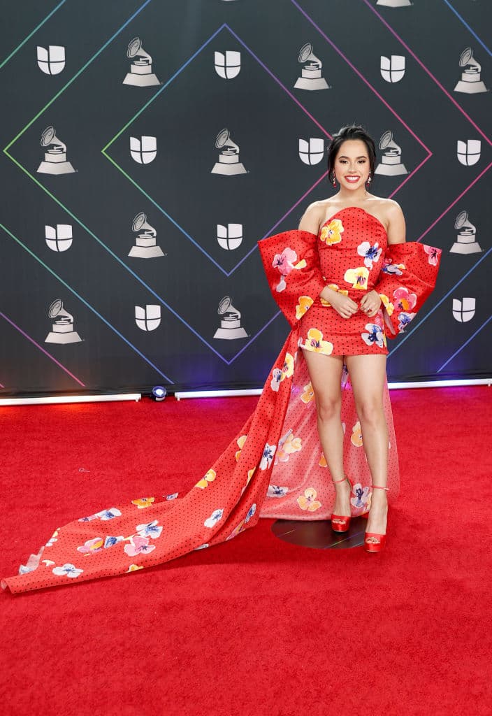 <b>Becky G</b> llegó a la celebración musical con un vestido corto floreado con cola.