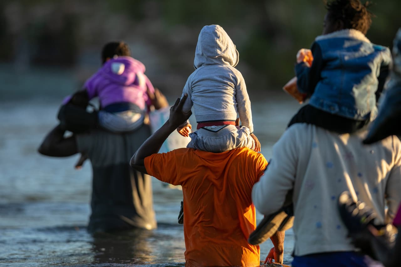 ICE busca a 78,000 inmigrantes que cruzaron la frontera este año para determinar si deben ser deportados