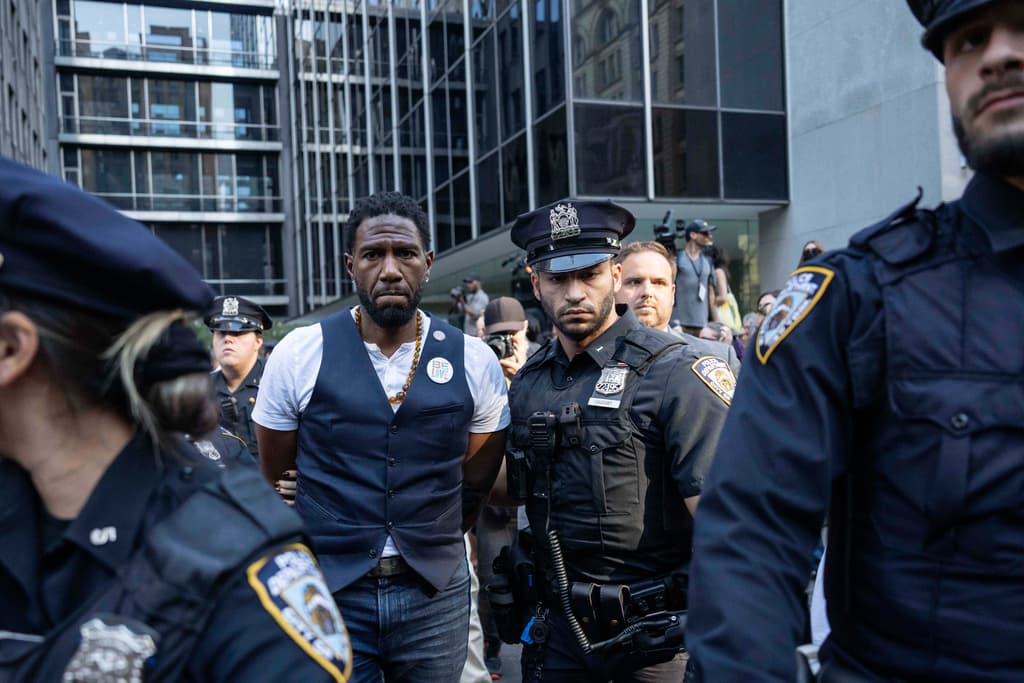 Los manifestantes también denunciaron casos de niños de escuelas en East Elmhurst y Elmhurst que habrían sido detenidos por agentes federales, generando preocupación entre compañeros y personal educativo.