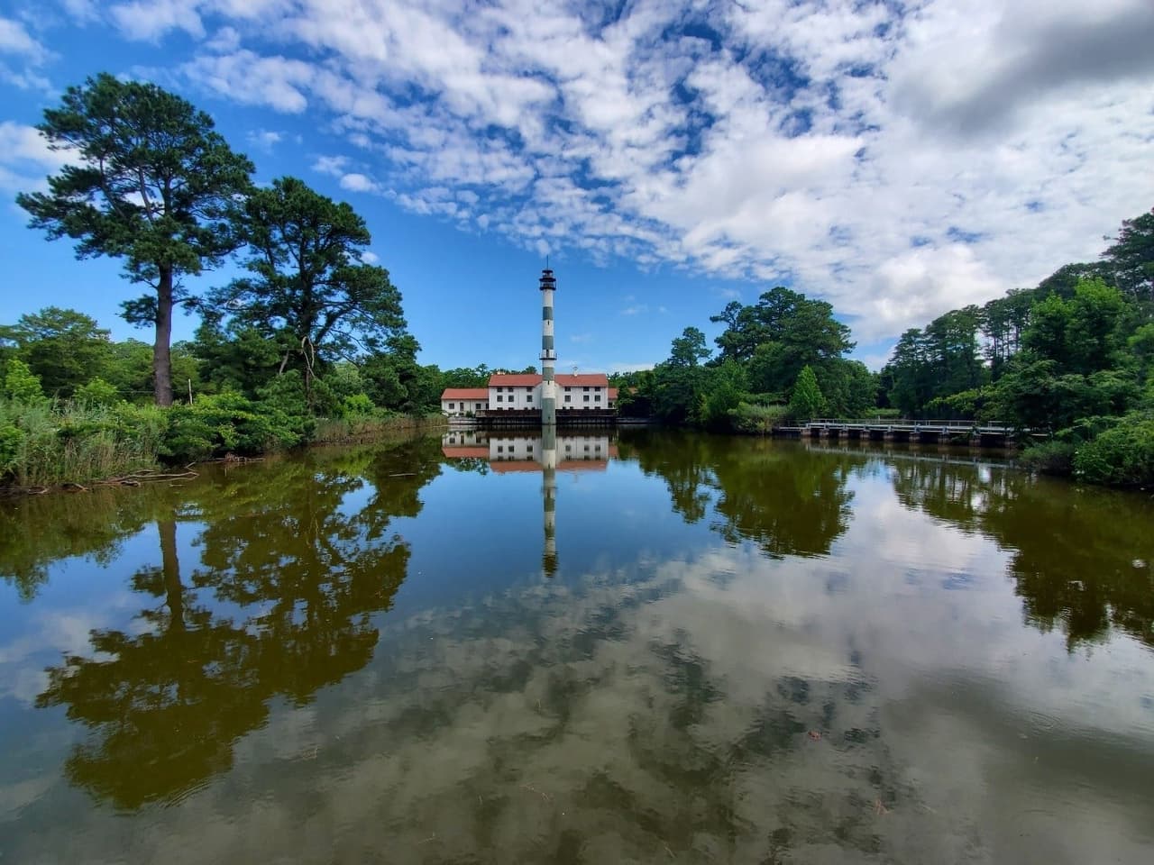 <b>Lake Mattamuskeet</b>
<br>
<b>Sitio web</b>: 
<a href="https://www.fws.gov/refuge/mattamuskeet">https://www.fws.gov/refuge/mattamuskeet</a>
<br>
<b><a href="https://goo.gl/maps/brM9TGRmrXHsxXQ7A">Cómo llegar</a> </b>
<br>
<br>El lago Mattamuskeet es el lago natural más grande de Carolina del Norte y se encuentra cerca del Océano Atlántico. También tiene una profundidad de dos a tres pies en muchos lugares. Traiga sus binoculares y su guía de campo, ya que este lago alberga una gran cantidad de especies de aves.