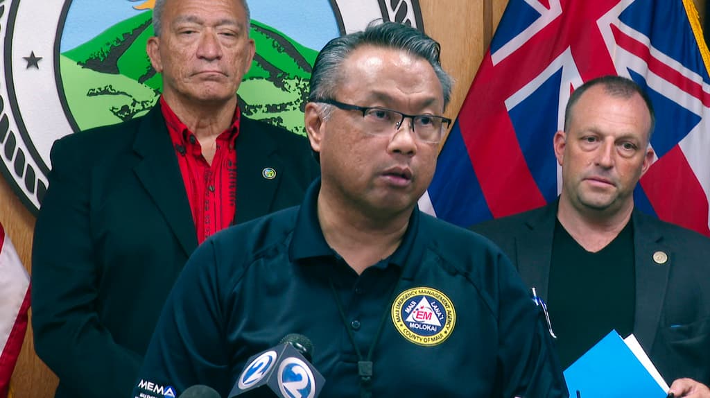 Renuncia el jefe de emergencias de Maui tras defender no haber hecho sonar las sirenas mientras avanzaban las llamas en Hawaii