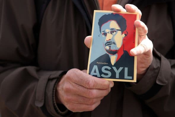 28 de junio: Rusia propone al ex técnico ayudar en su investigación sobre el espionaje de EEUU. El padre de Snowden entra en escena: 'Mi hijo regresaría a EEUU si se cumplen ciertas condiciones'.