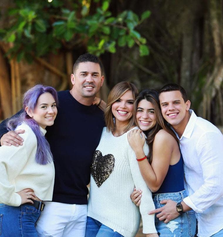 "Este es el amor incondicional que me complementa. Recuerdo que
<b>desde niña este era mi gran sueño, tener una familia muy unida</b>, respetuosa, divertida y que predominara el amor".
<br>