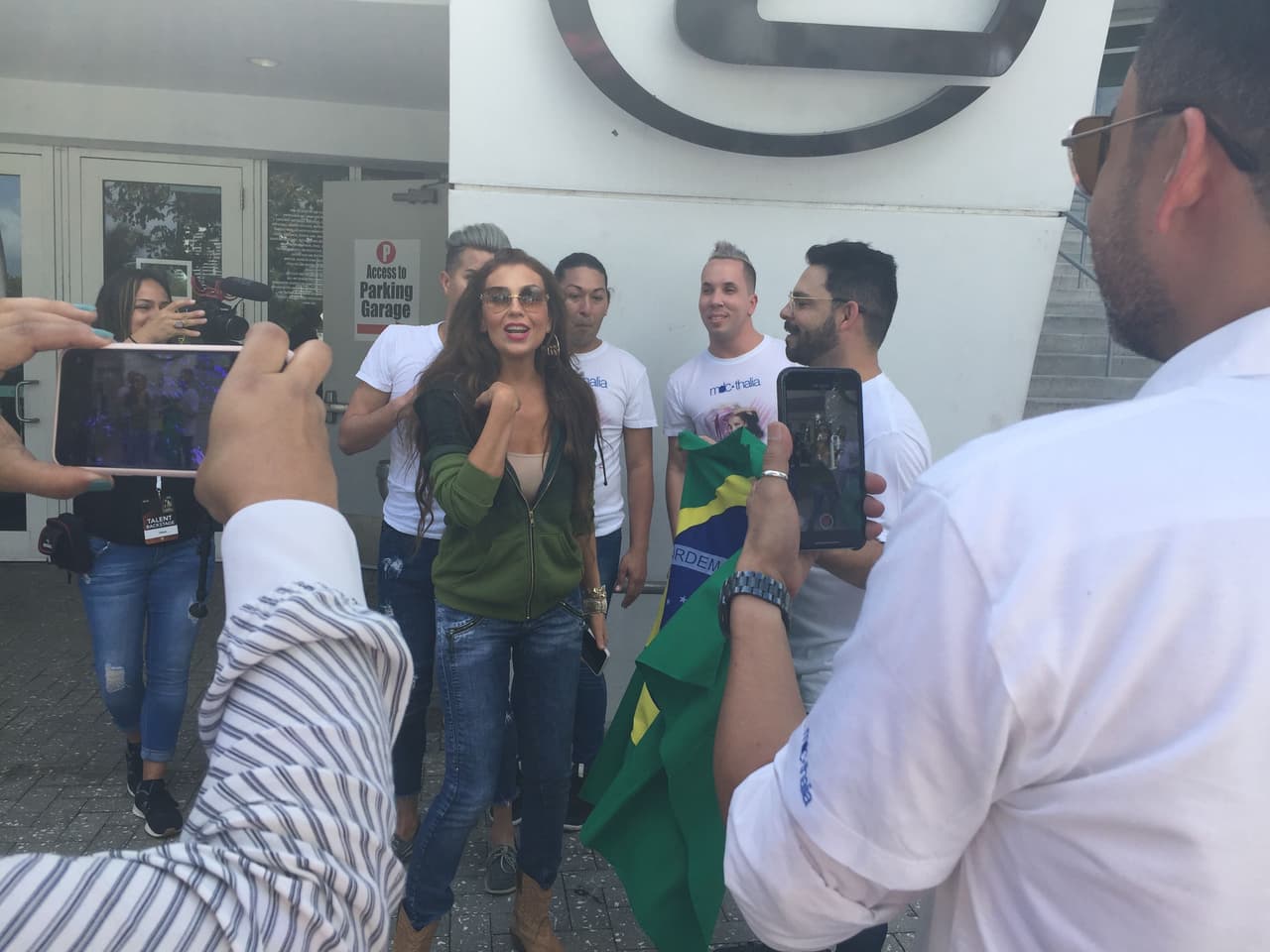 Así de emocionada estaba Thalía cuando vio a los fans que tenían varias horas esperándola.