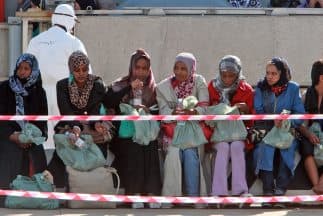 Inmigrantes se preparan para desembarcar en Mesina (Italia) el pasado 29 de julio. (GIOVANNI ISOLINO/AFP/Getty Images)
