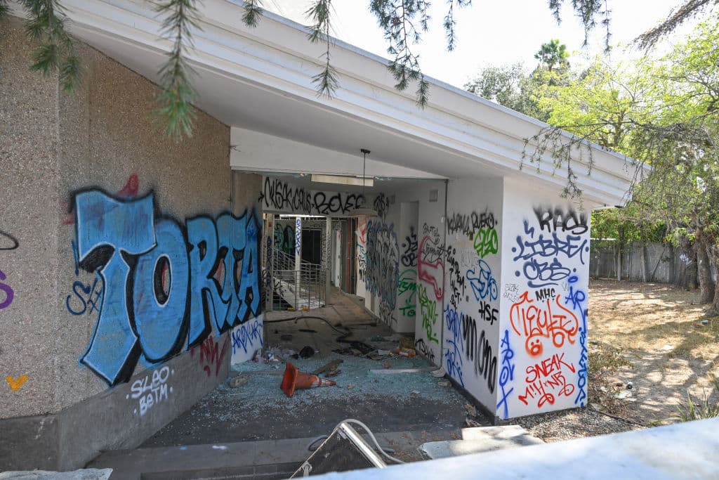 Esta mansión fue adquirida por 
<b>John Powers Middleton</b> en 2012 por casi $5 millones, pero se desconoce por qué decidió darla por perdida.