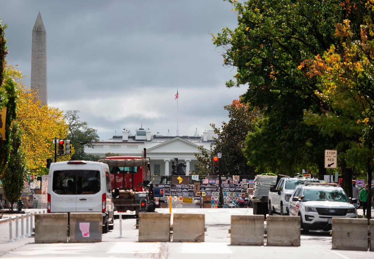 Según
<a href="https://twitter.com/GeoffRBennett/status/1323092344053354498"><u>un tuit de Geoff Bennett</u></a>, corresponsal de
<i>NBC News</i> en la Casa Blanca, unos 250 miembros de la Guardia Nacional están listos en caso sea necesario si se desatan protestas violentas después de los comicios de este martes y mientras son contados todos los votos. En la foto, el tramo que fue dejado en pie de la valla colocada durante las manifestaciones en contra del racismo alrededor de la Casa Blanca.
<br>