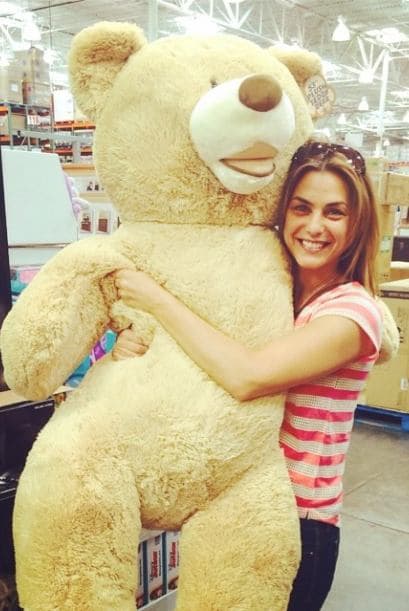 Estaba feliz con este enorme oso de pelucho. ¡Nunca deja de divertirse!