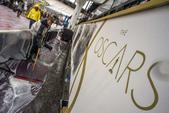 Los Oscars están a la vuelta de la esquina y entre la lluvia y las protestas de trabajadores del sindicato y una polémica réplica de la estatuilla de 8' pies, inspirada en la recien muerte del actor Phillip Seymour Hoffmann, han dado al evento una cara de la industria poco conocida por muchos.