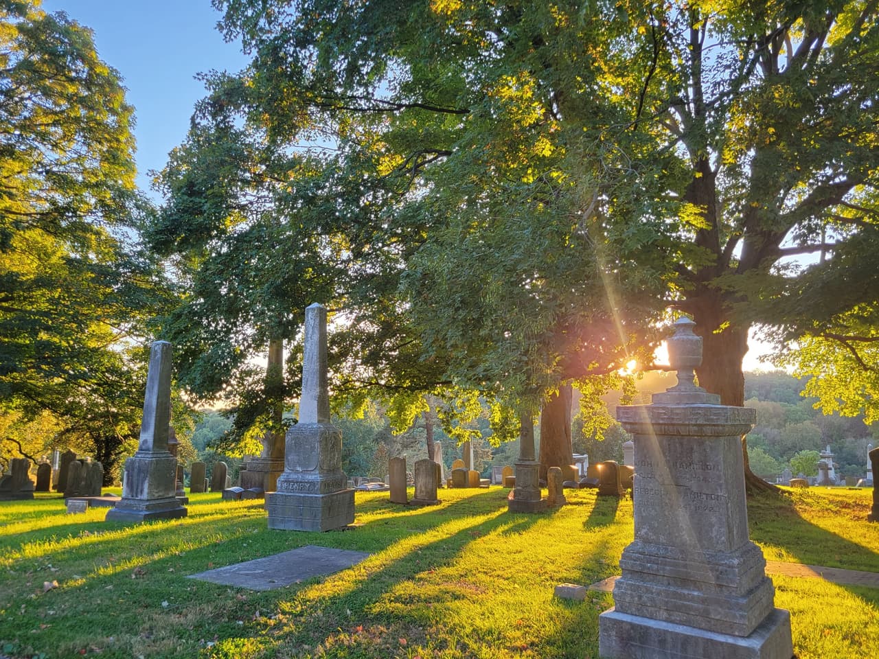 <b><a href="file:///C:/Users/msorto/Desktop/MARLO%20UNIVISION/2022/10_OCTUBRE_2022/29%20y%2030%20de%20octubre/Dia%20de%20Los%20Muertos%20Cemetery%20Tour">Día de Los Muertos Cemetery Tour (1 de noviembre)</a></b>. Los participantes saldrán a las 12:00 pm del Urban Saloon y a partir de ahí pasarán unos 30-45 minutos en un viaje en autobús con un refrigerio para educativo con Emmanuel Peña, embajador de la marca de tequila Milagro, seguido por degustación de pan dulce y chocolate mexicano, y la historia y el significado del Día de Muertos. Alrededor de la 1:00 pm se realizará una visita guiada histórica del cementerio de Laurel Hill.