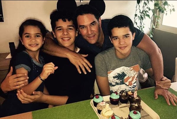 Y aunque se considera un 'papá buena onda', ha marcado los límites con sus hijos: "Nos sentamos en familia y las cosas se hablan claro, también ellos saben que no soy su amigo, soy su papá y las cosas están muy claras en eso", agregó para los micrófonos de 
<a href="https://www.univision.com/entretenimiento/">Univision</a>.