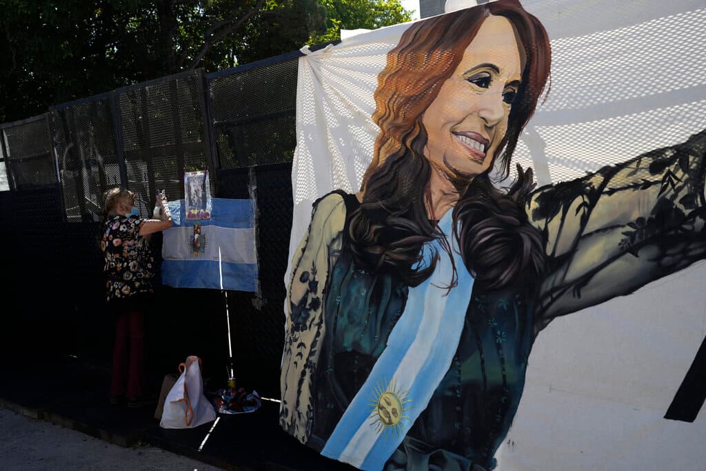 Sentencian a 6 años de cárcel a la vicepresidenta argentina Cristina Fernández y le prohíben ejercer cargos públicos de por vida