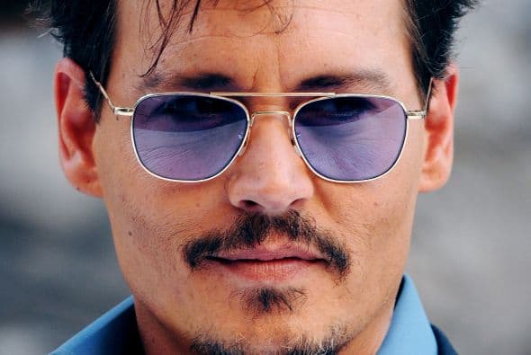 20- Johnny Depp. Se convirtió en un bebedor consumado sencillamente al ser famoso. No podía hablar en ceremonias sin la ayuda del alcohol.