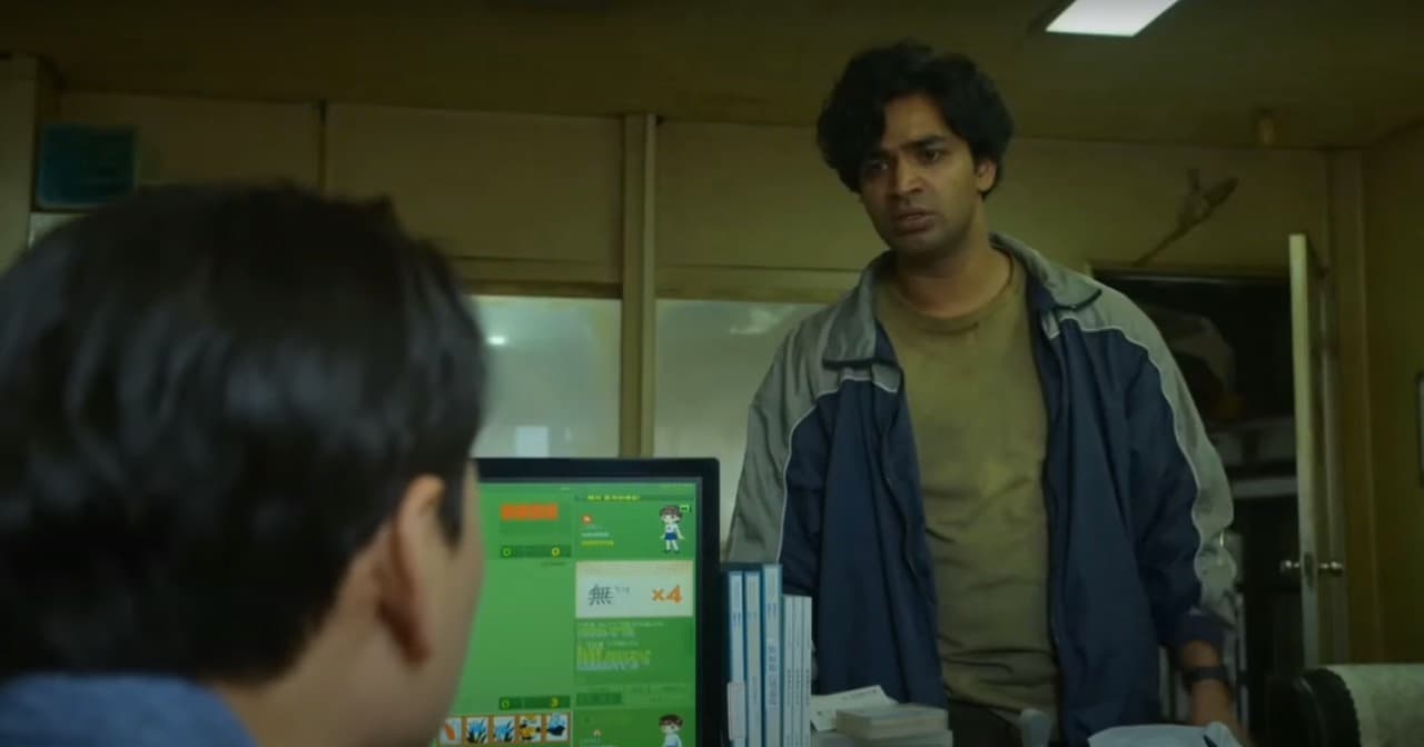 Abdul Ali trabajaba en una fábrica en la que su jefe no quería pagar lo que le debía tras perder los dedos en un accidente. Ali confrontó a su empleador, llegando a un forcejeo en el que su jefe perdió la mano en una máquina y Ali huyó con el sobre de dinero que le correspondía.
<br>