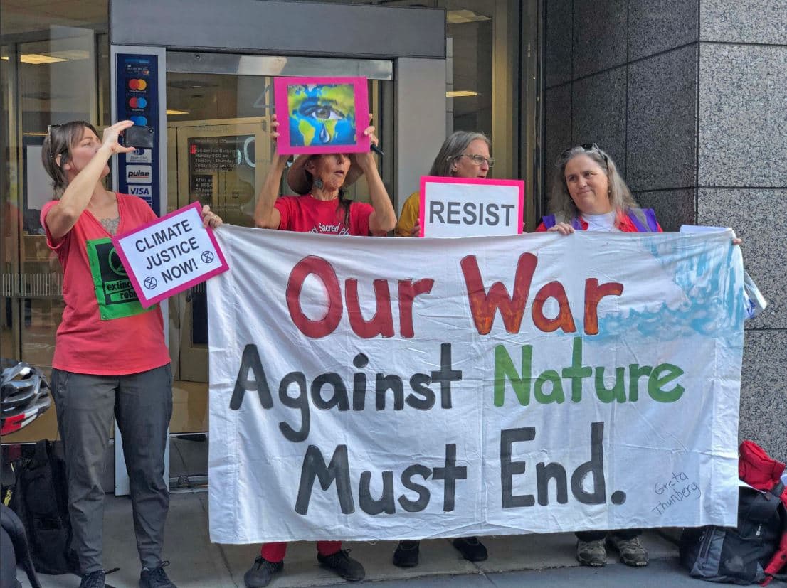 Los manifestantes, que incluyen miembros de Rainforest Action Now, Idle No More SFBay, Rising Tide North America y otras organizaciones, exigen que las empresas de “Wall Street West”, en San Francisco, se desprendan inmediatamente de los combustibles fósiles y otras actividades perjudiciales para el clima.
<br>