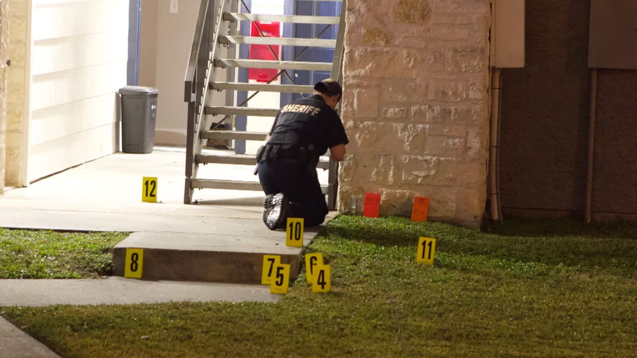 Buscan al sospechoso de matar a un hombre afuera de su apartamento en el noroeste de Houston